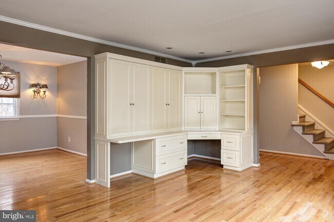 Building Photo - 260 Village Ct