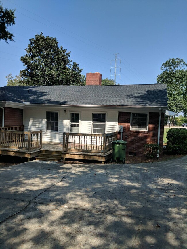 Building Photo - 605 W Barr St