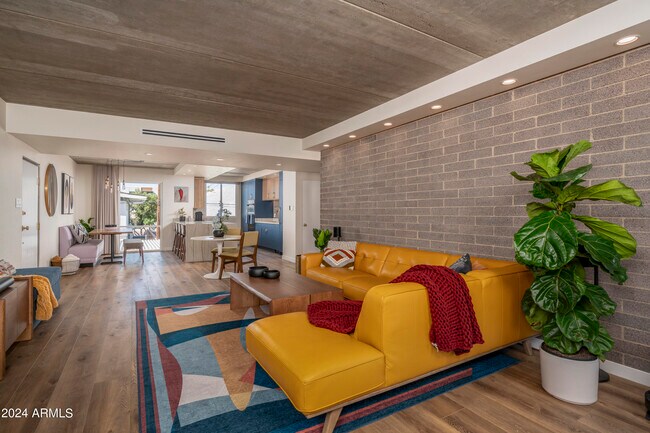 Foto del edificio - 6932 E 3rd St