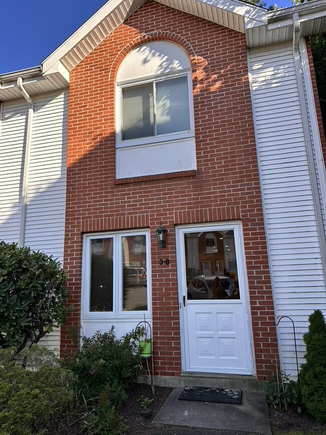 Building Photo - 585 Park Rd