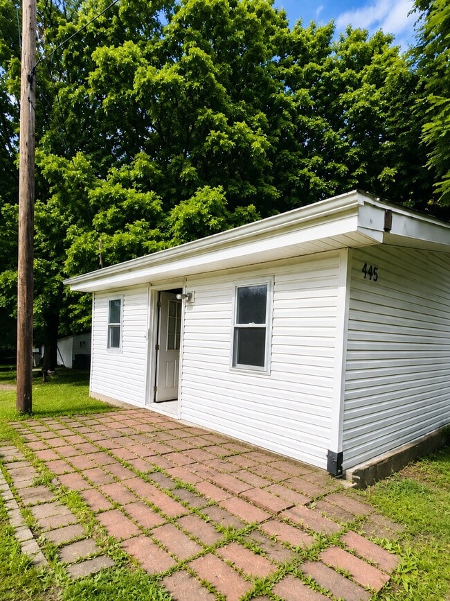 Building Photo - 995 N Quaker Ln