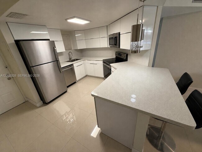 Foto del edificio - 8255 Lake Dr