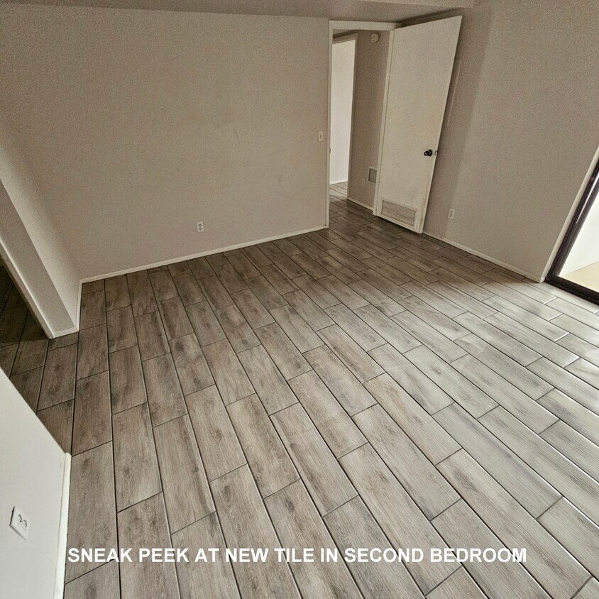 Un adelanto del nuevo suelo del dormitorio - 850 S River Dr