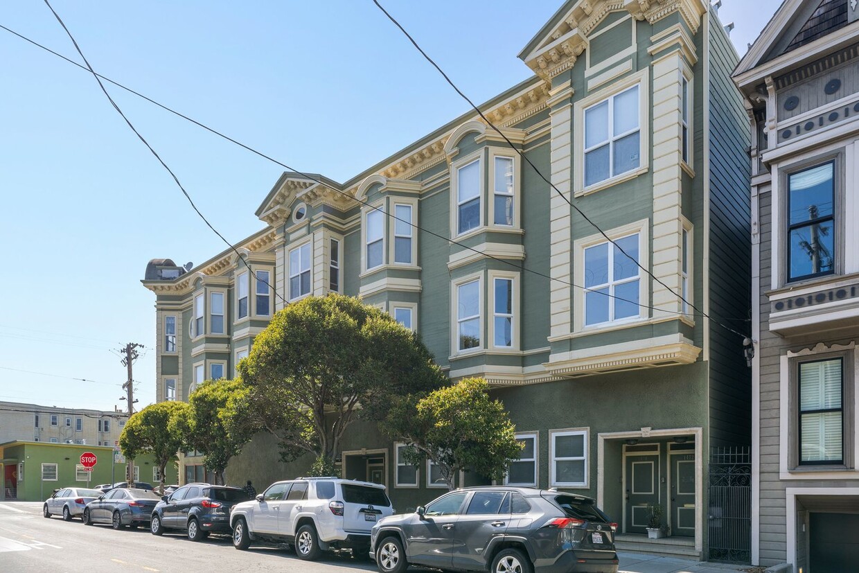 Primary Photo - Bright pet friendly 3BR 2BTH with modern k...