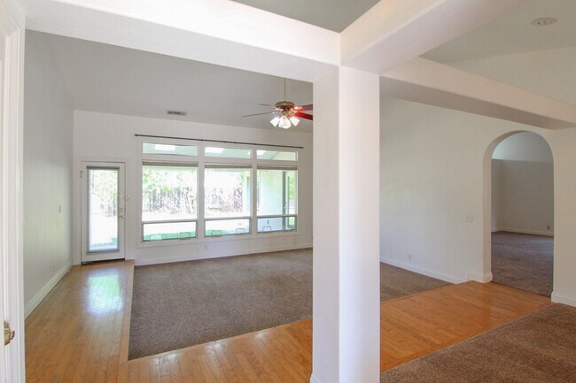 Foto del edificio - 3 Bedroom Home in Country Heights
