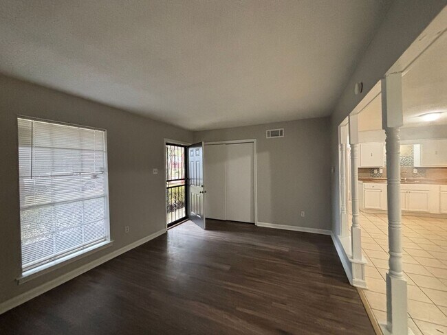 Foto del edificio - 5240 Bitter Creek Dr