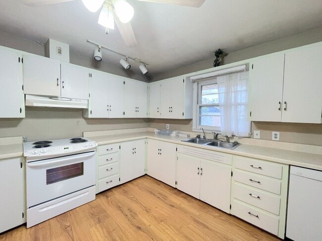 Foto del edificio - 2 bed brick home outside town