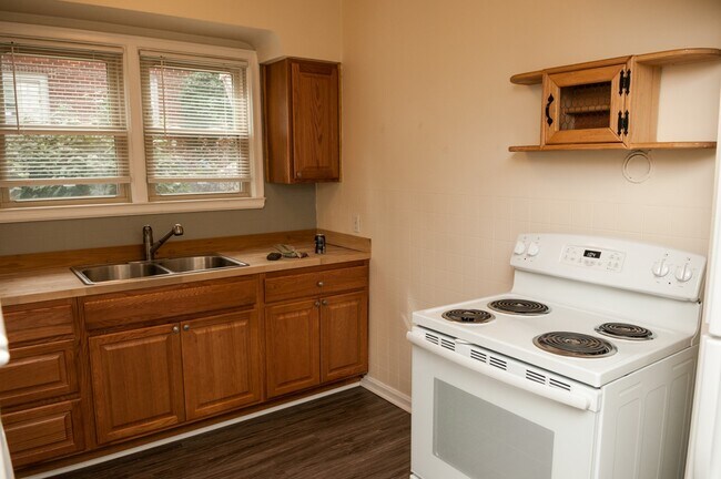 Building Photo - 39 Greenbriar Ave