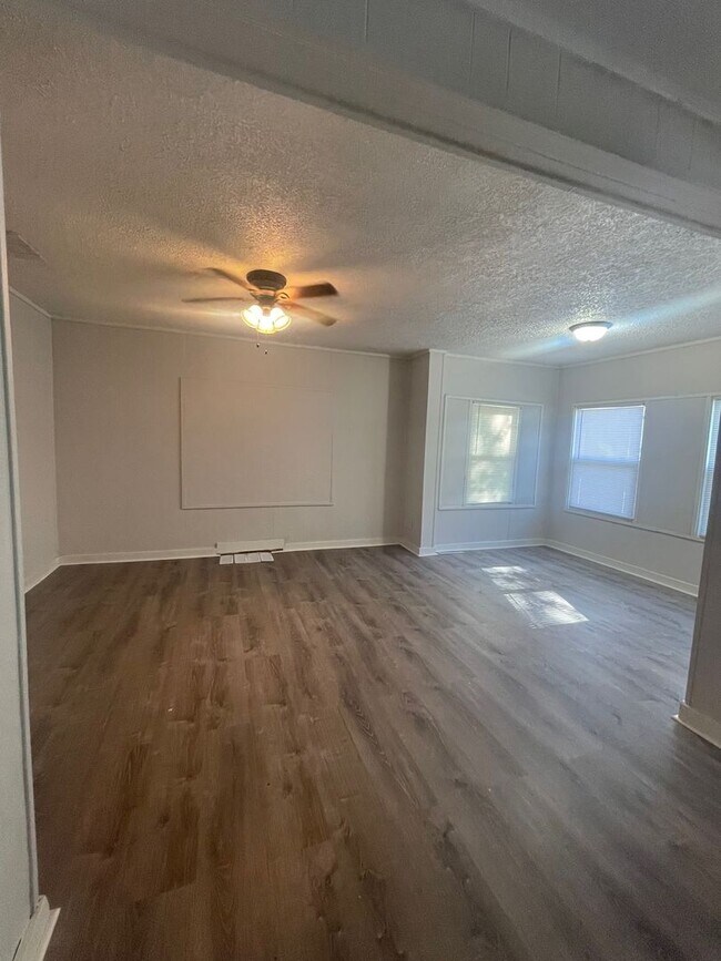 Foto del edificio - 1413 Carey Ave
