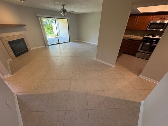 Foto del edificio - Spacious Two Bedroom Two Bath Condo in Pon...