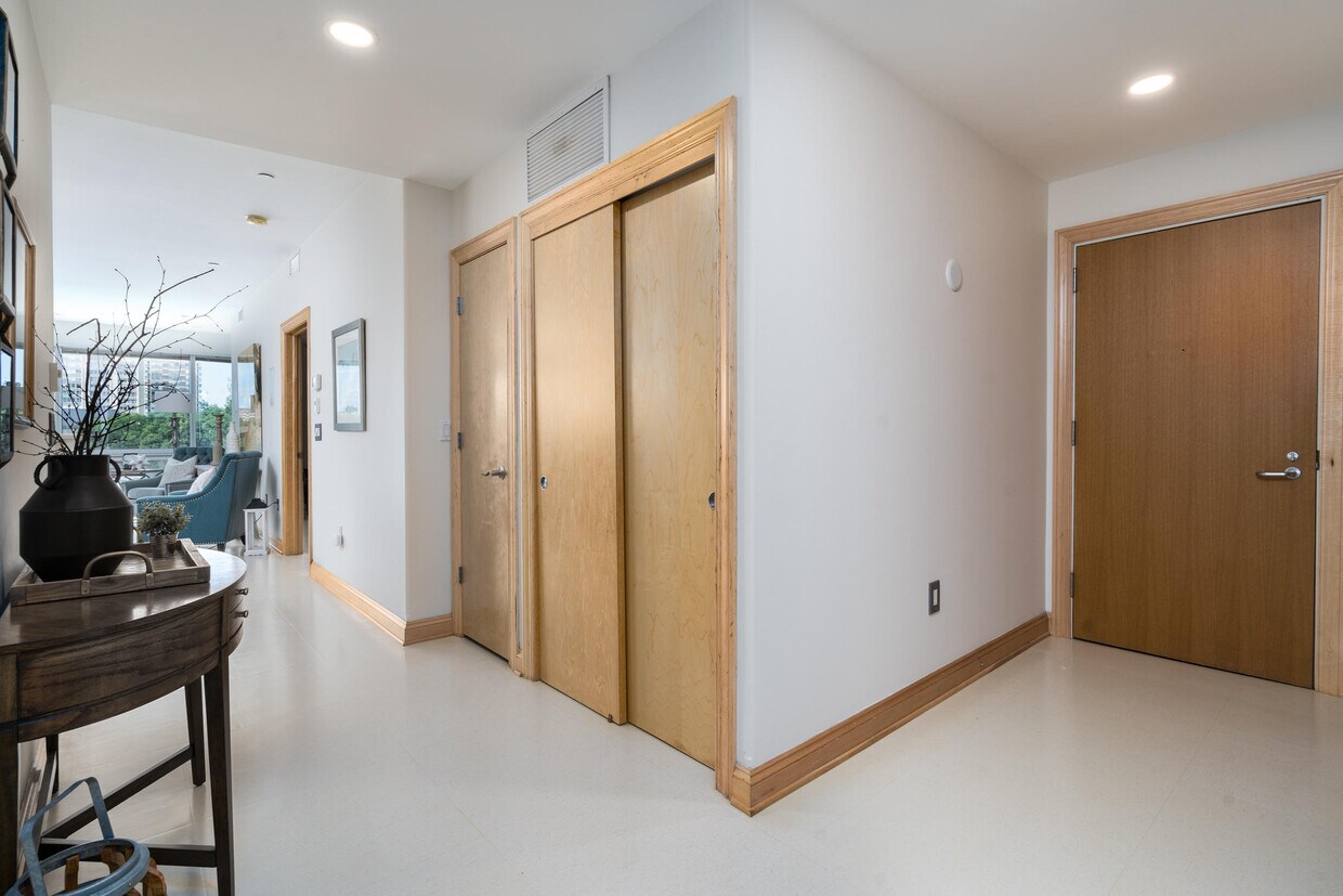 Foto principal - 545 E Wells St