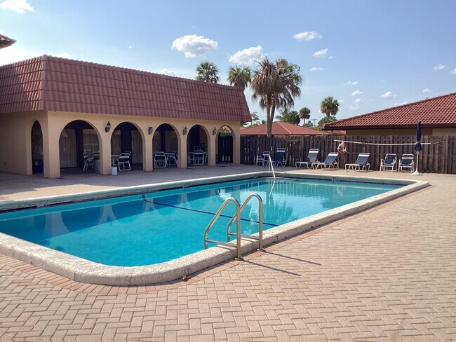 Foto del edificio - 5985 Forest Hill Blvd