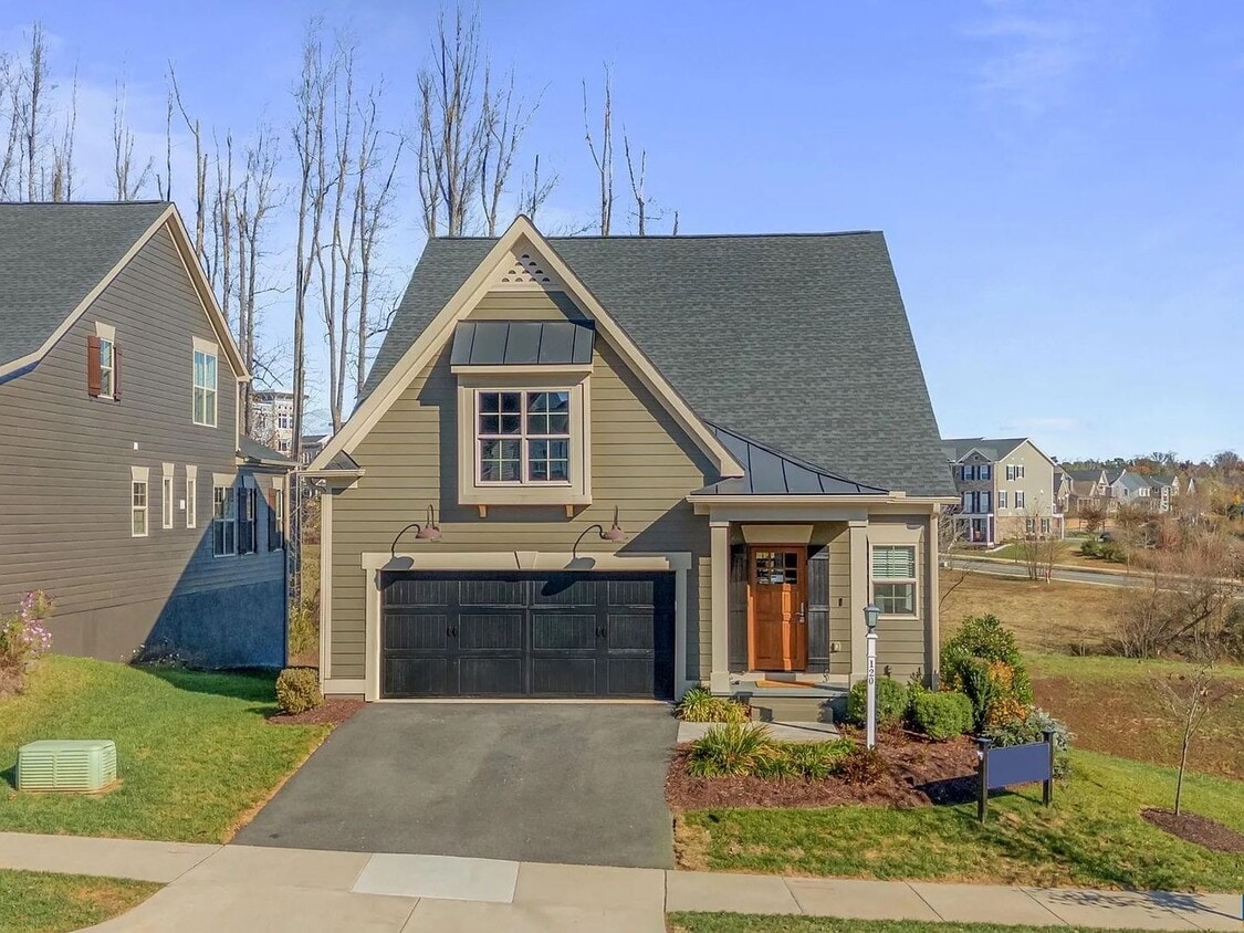 Upscale living in this beautiful model home in Old Trail - 4BR, 3.5 Ba - Upscale living in this beautiful model home in Old Trail - 4BR, 3.5 Ba