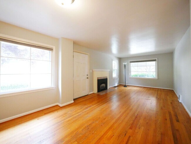 Foto del edificio - 5 BED & 2.5 BATH SINGLE FAMILY HOUSE FOR RENT