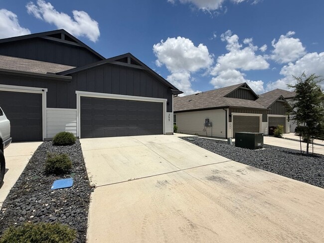 Building Photo - Want luxury living in the Far West ...Look no further...Amanda Park is it!