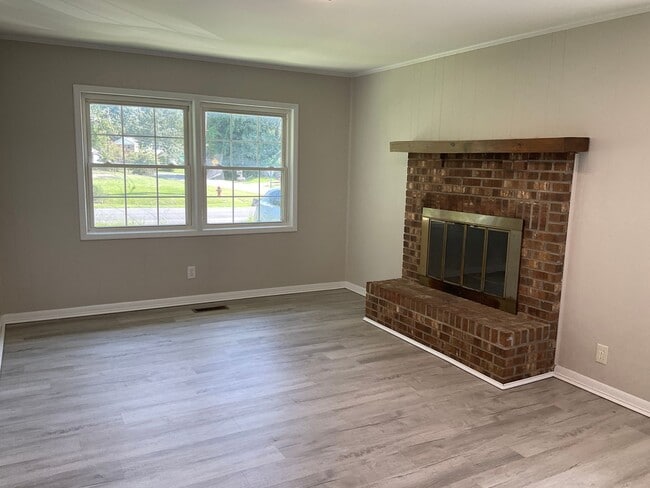 Building Photo - 104 Greencrest Cir