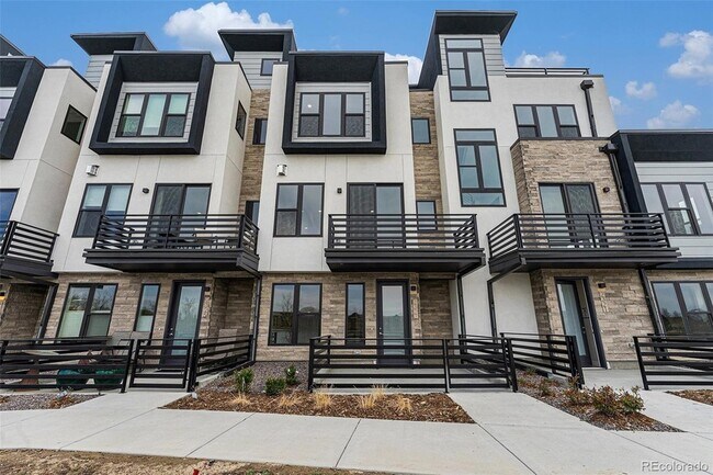 Building Photo - 2323 Lakeshore Ln