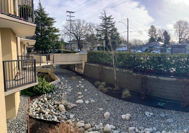 Photo du bâtiment - 2210 Cadboro Bay Rd