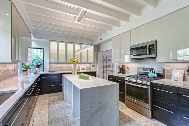 Foto del edificio - 626 N Lakeside Dr