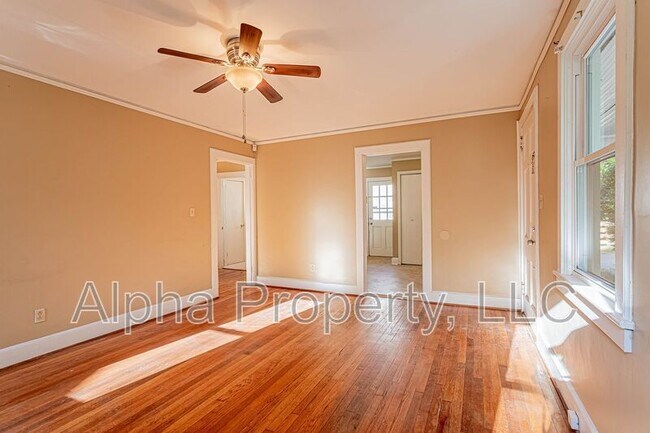 Foto del edificio - 110 Deoyley Ave