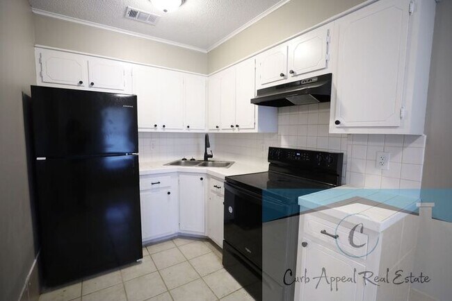Building Photo - Recently renovated 1 bed, 1 bath apt - washer, dryer and utilities included!! HUD accepted!