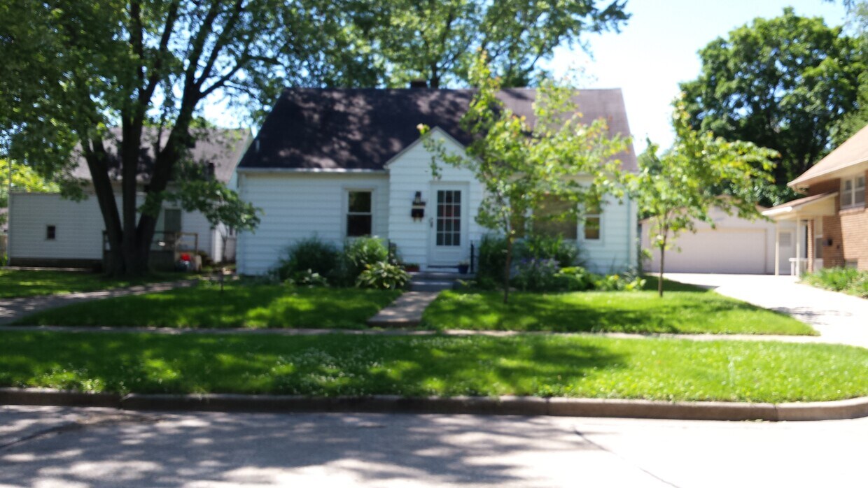 Lindo exterior de cabaña - 303 W Stanage Ave