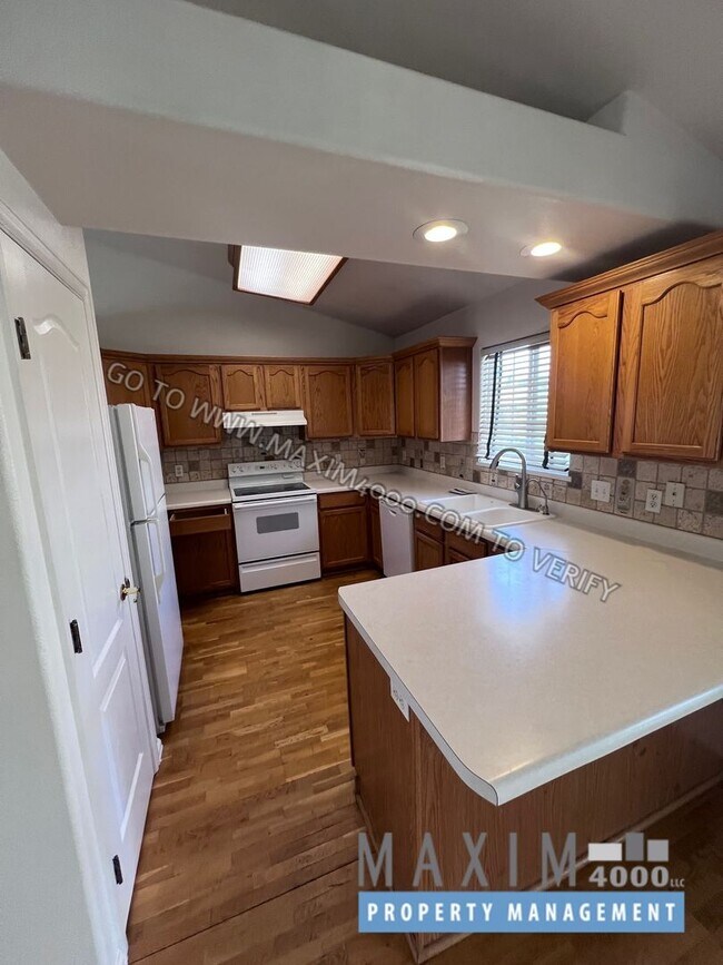 Foto del edificio - 627 Hunter Creek Dr