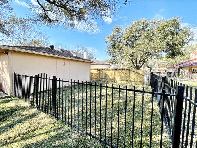 Building Photo - 15006 Elmont Dr
