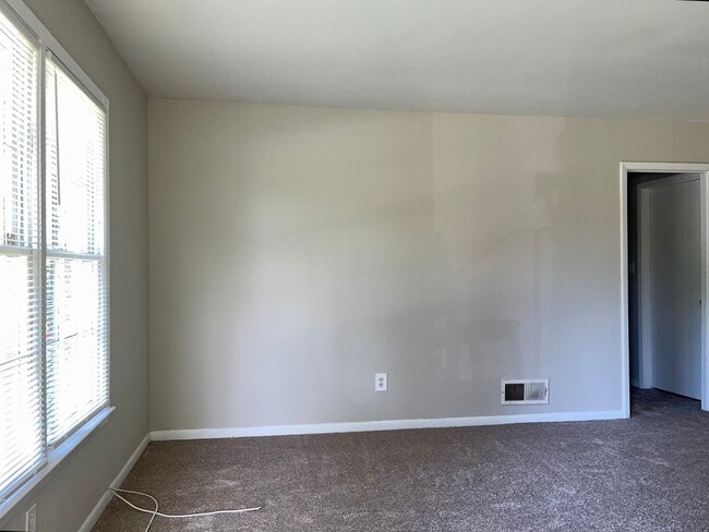 Building Photo - Amazing Deal On This 4 Bedroom/1.5 Bath Br...