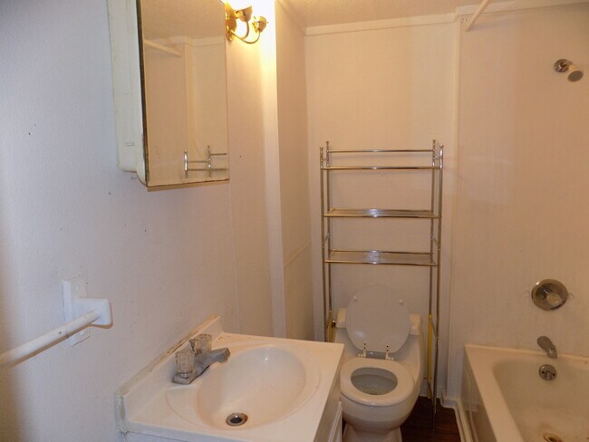 Building Photo - Available Soon to View! High Point Rental!