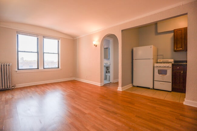 Building Photo - 1110 W Rosemont Ave