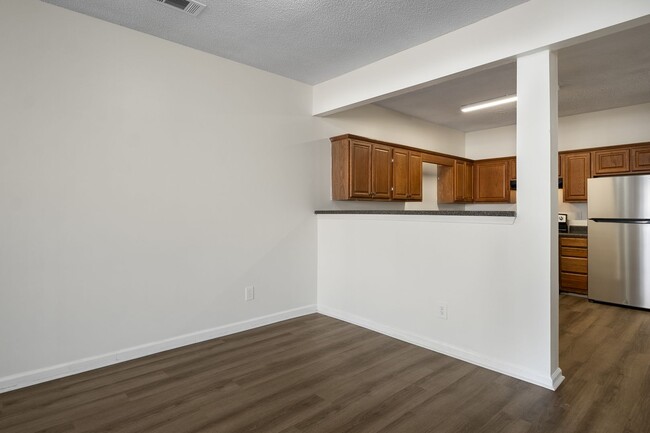 Building Photo - Beautiful Upgraded Townhome!