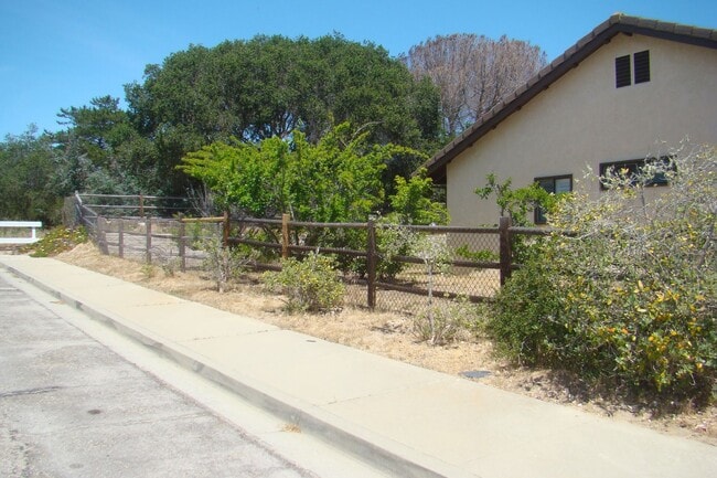 Building Photo - 3bd/2bath home in Vandenberg Village, Lomp...