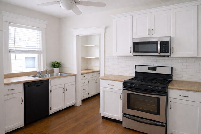 Cocina - 748 Belmont St