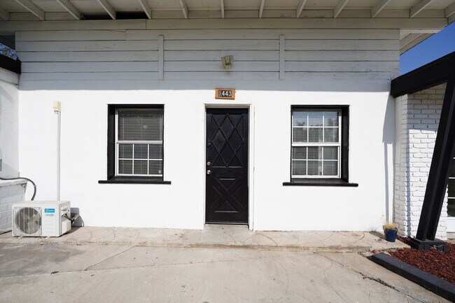Foto del edificio - 1443 N Riverside Ave