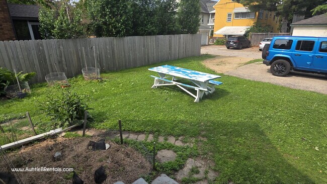 Foto del edificio - 4 bed with office, upper level Duplex pets...