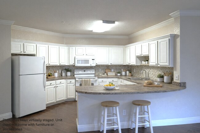 Foto del edificio - Huge Updated Studio! 818 square feet! Must see to appreciate. Includes washer/dryer