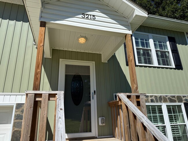 Building Photo - Fully Furnished 3 Bedroom, 2 Bath Home wit...