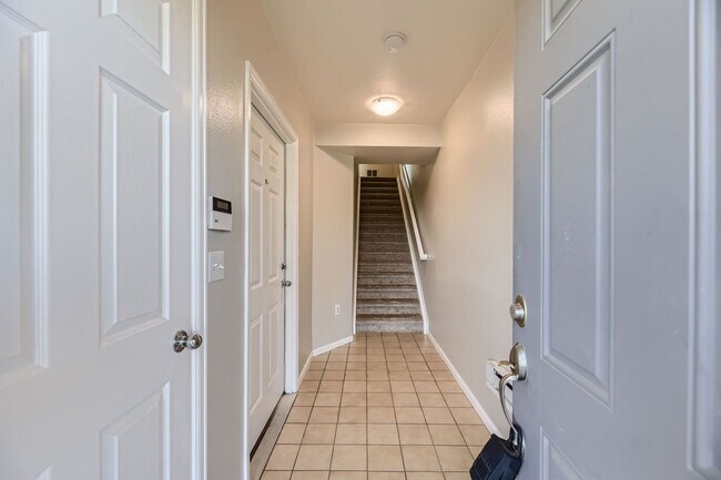 Building Photo - Amazing 2BR, 2BTH Townhouse, Great Locatio...