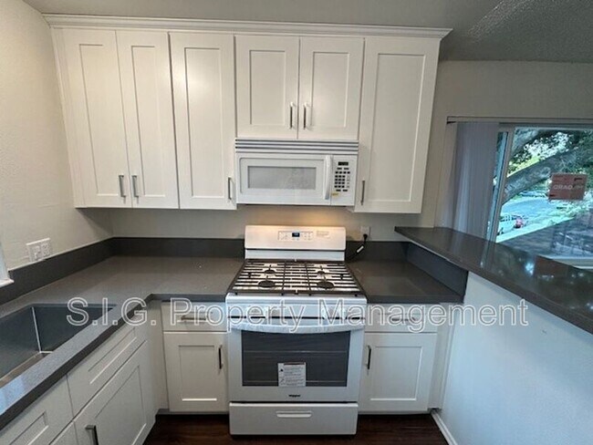 Foto del edificio - 10560 Sherman Grove Ave