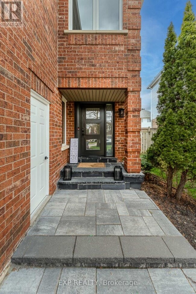 Building Photo - 457 Heddle Crescent