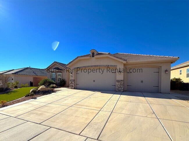 Building Photo - Gorgeous 3 bed, 3.5 bath 3 car garage home with views