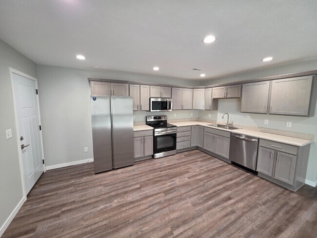 Building Photo - 2516 N Engleman Rd