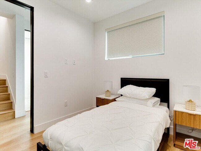 Foto del edificio - 2815 1/2 Redondo Blvd