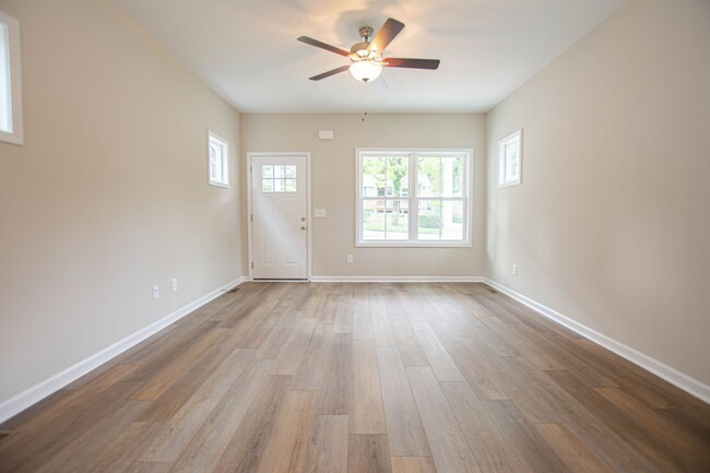 Building Photo - Pet Friendly Two Bedroom!