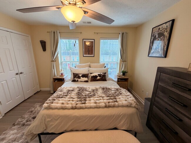 Foto del edificio - 245 Winding River Dr