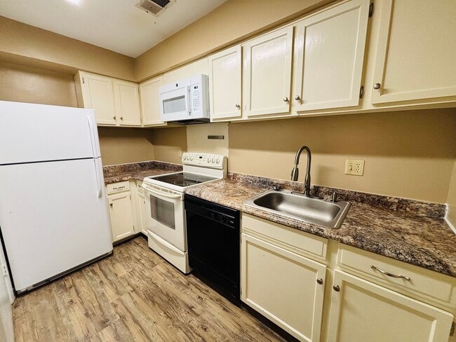 Building Photo - 2 Bedroom 1 Bathroom Townhouse