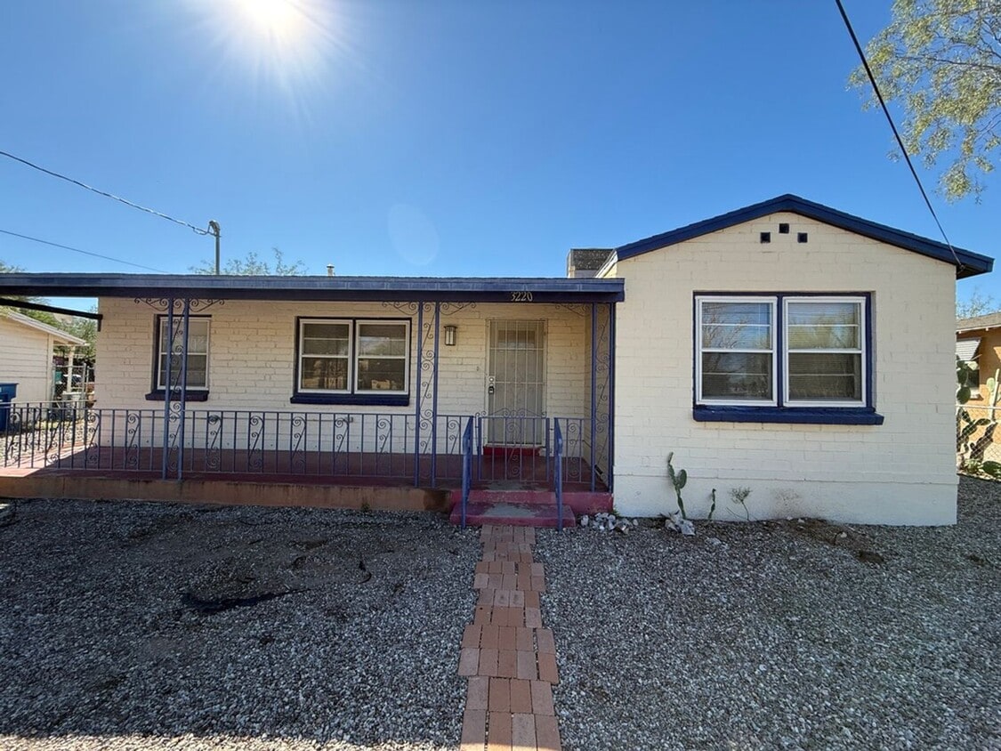 Foto principal - Charming 3-Bedroom Home in Central Tucson!