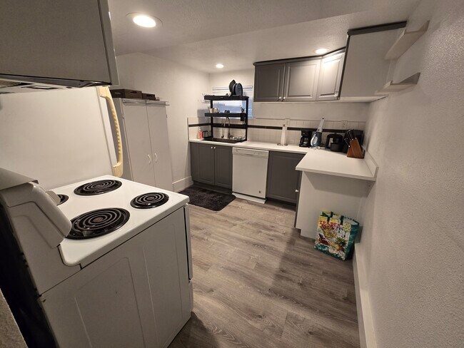 Cocina con fregadero grande y lavavajillas. - 4733 Sand Point Way NE