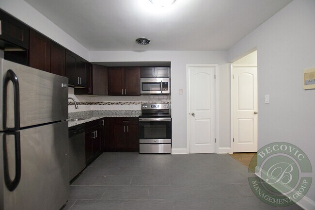 Building Photo - 6120 N Kenmore Ave
